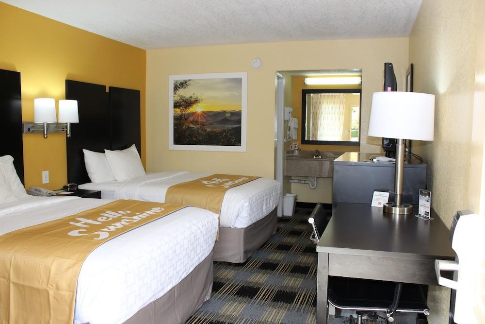 Days Inn By Wyndham Canton Exterior photo