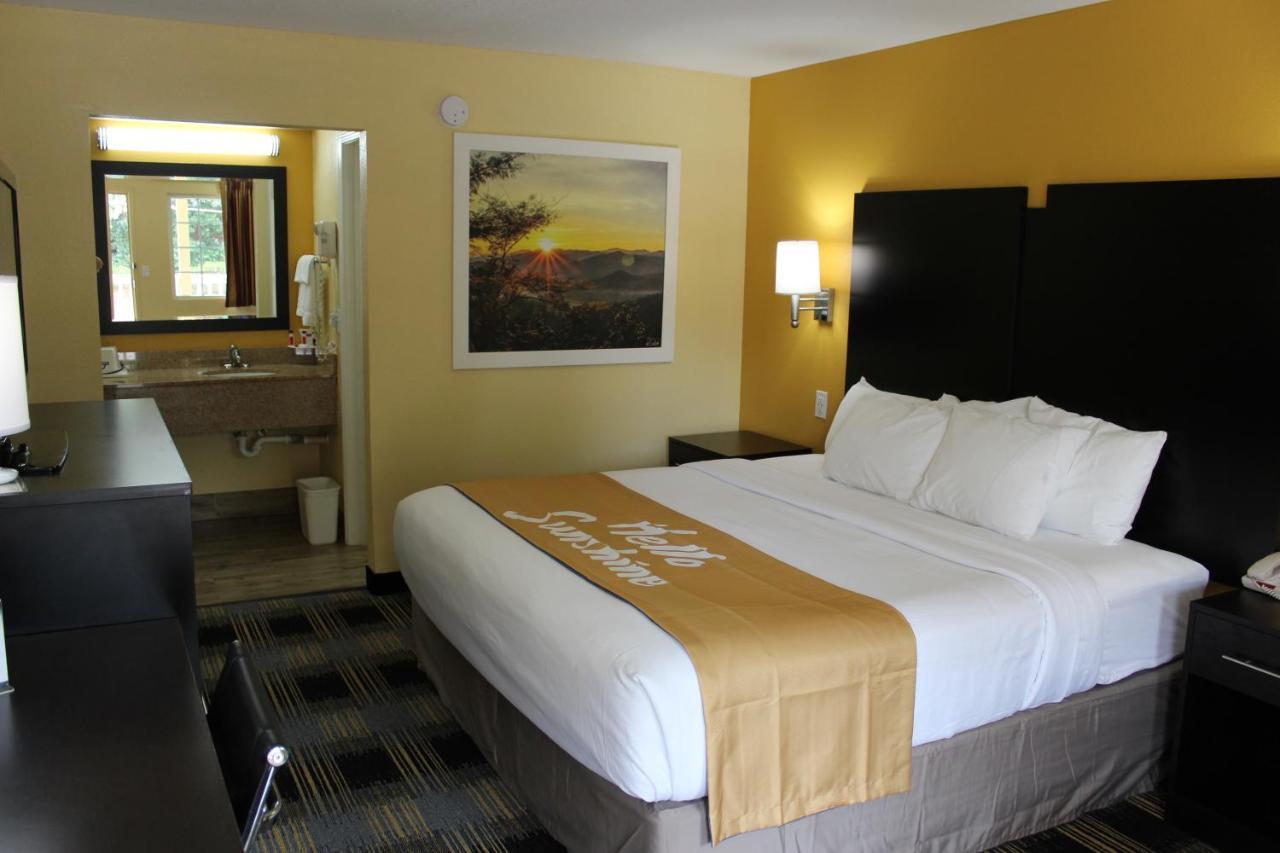 Days Inn By Wyndham Canton Exterior photo